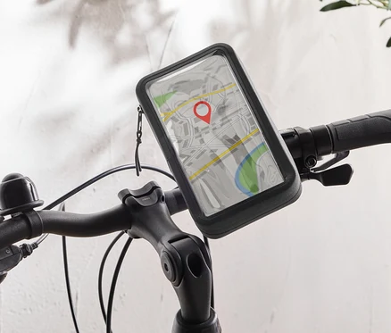 Czarny rower z uchwytem na telefon komórkowy na kierownicy, który wyświetla aplikację mapową z czerwoną pinezką.