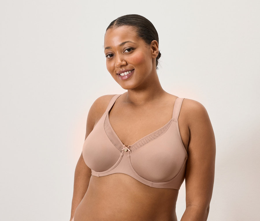 Kobieta nosi beżowy biustonosz.