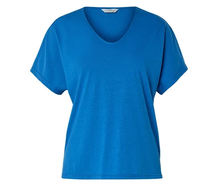Niebieski T-shirt z dekoltem w serek.