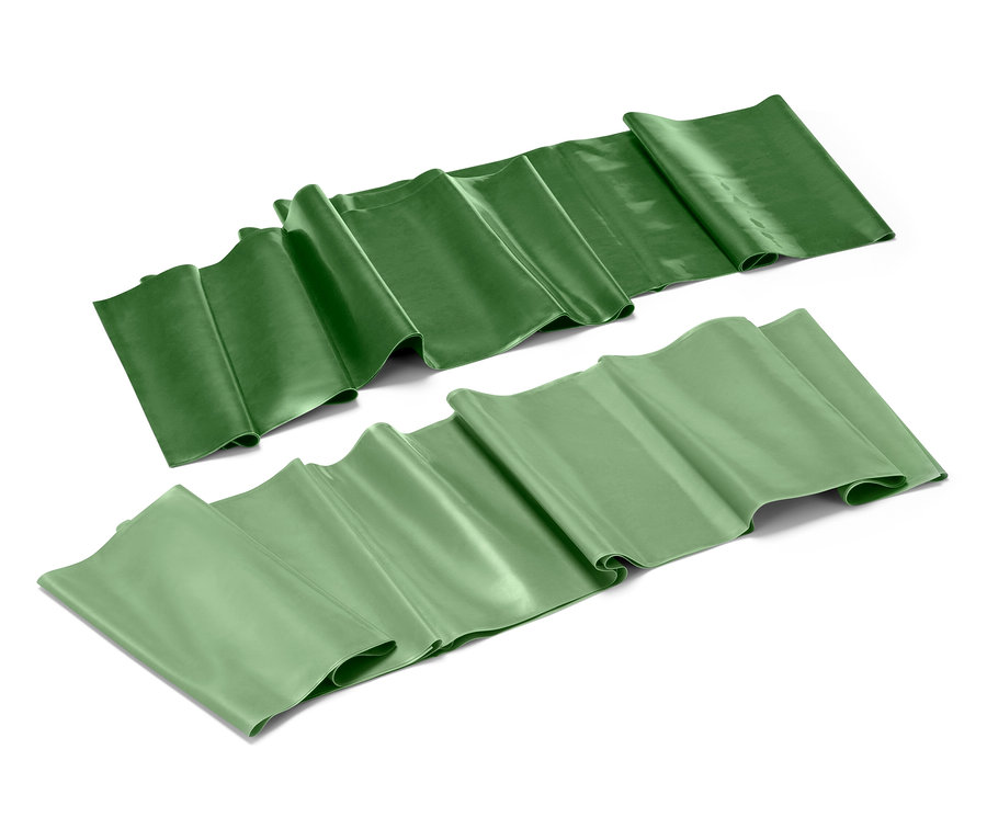 Dwie zielone taśmy do ćwiczeń leżą na białym tle.