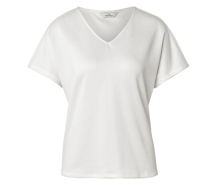 Biała koszulka z dekoltem w serek leży na białym tle.