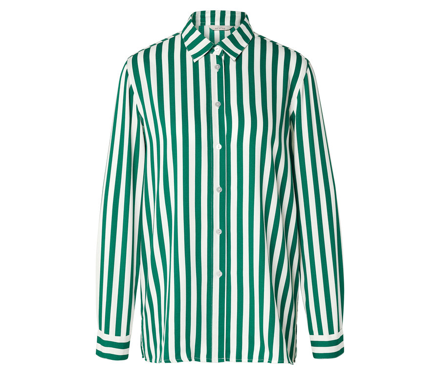 Na białym tle widoczna jest koszula z długim rękawem w pionowe zielono-białe paski.