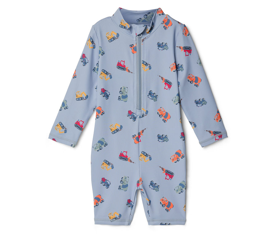 Jasnoniebieski kombinezon kąpielowy z zamkiem błyskawicznym na całej długości i kolorowymi motywami pojazdów budowlanych.