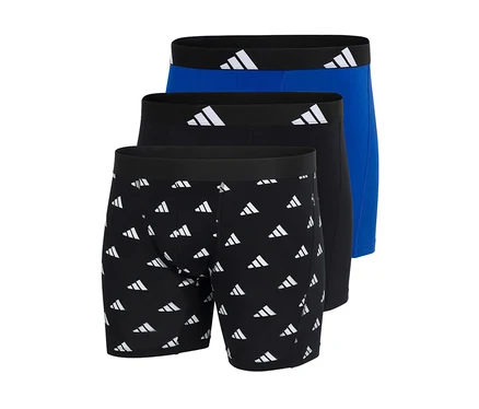Trzy pary bokserek adidas Active Flex Cotton: jedne czarne z białym wzorem logo, jedne jednolicie czarne i jedne jednolicie niebieskie. Wszystkie mają czarne pasy z białymi logo adidas.