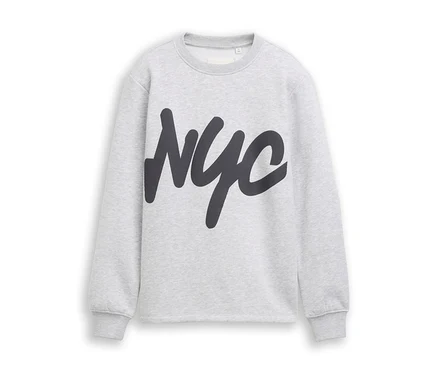 Jasnoszara bluza z dużym, ciemnoszarym nadrukiem „NYC” z przodu.
