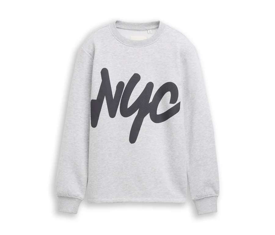 Jasnoszara bluza z dużym, ciemnoszarym nadrukiem „NYC” z przodu.