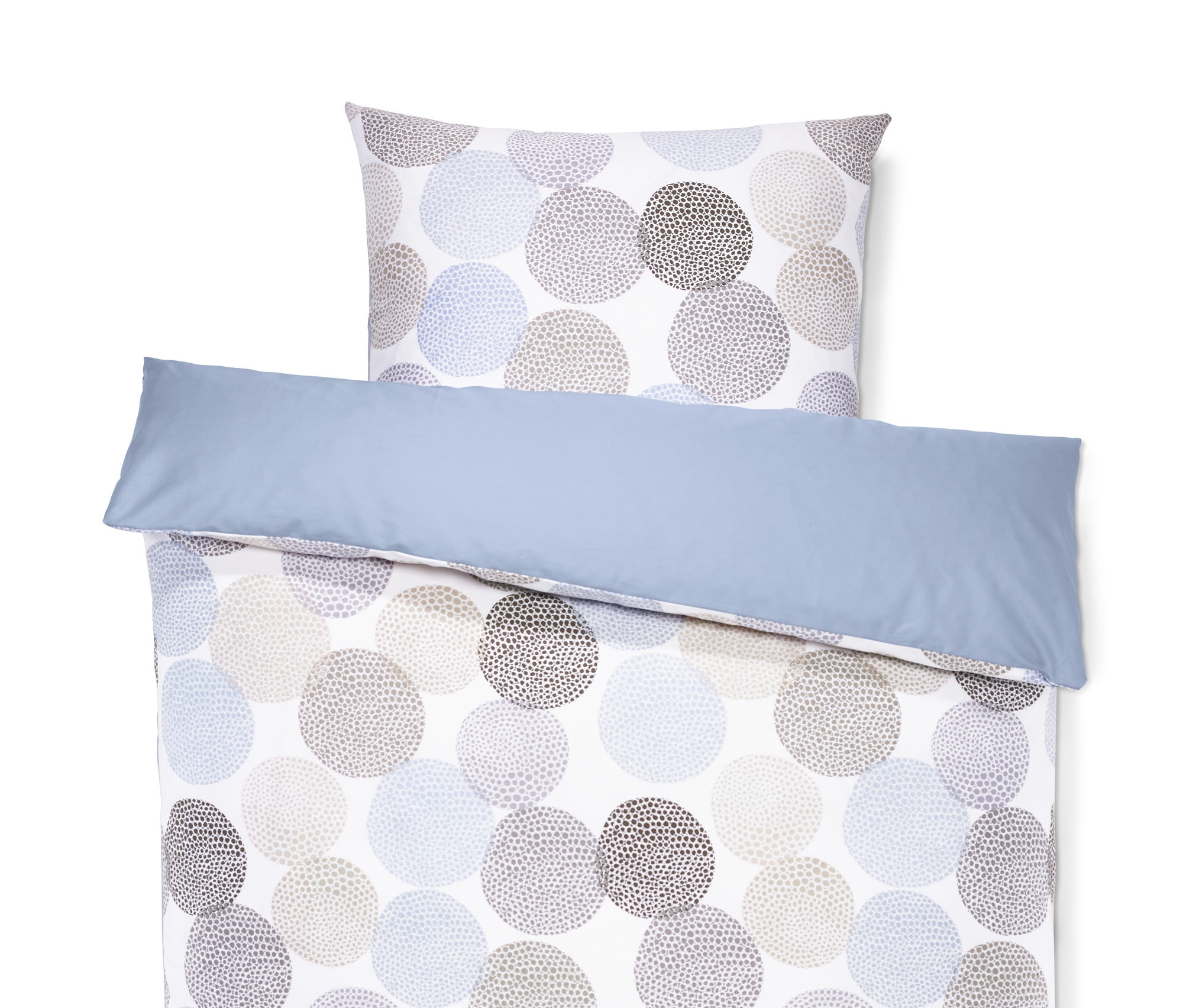 Na białym tle rozłożona biało-błękitna, dwustronna pościel z satyny o wymiarach 140 x 200 cm / 70 x 80 cm, z deseniem w kropkowane koła.