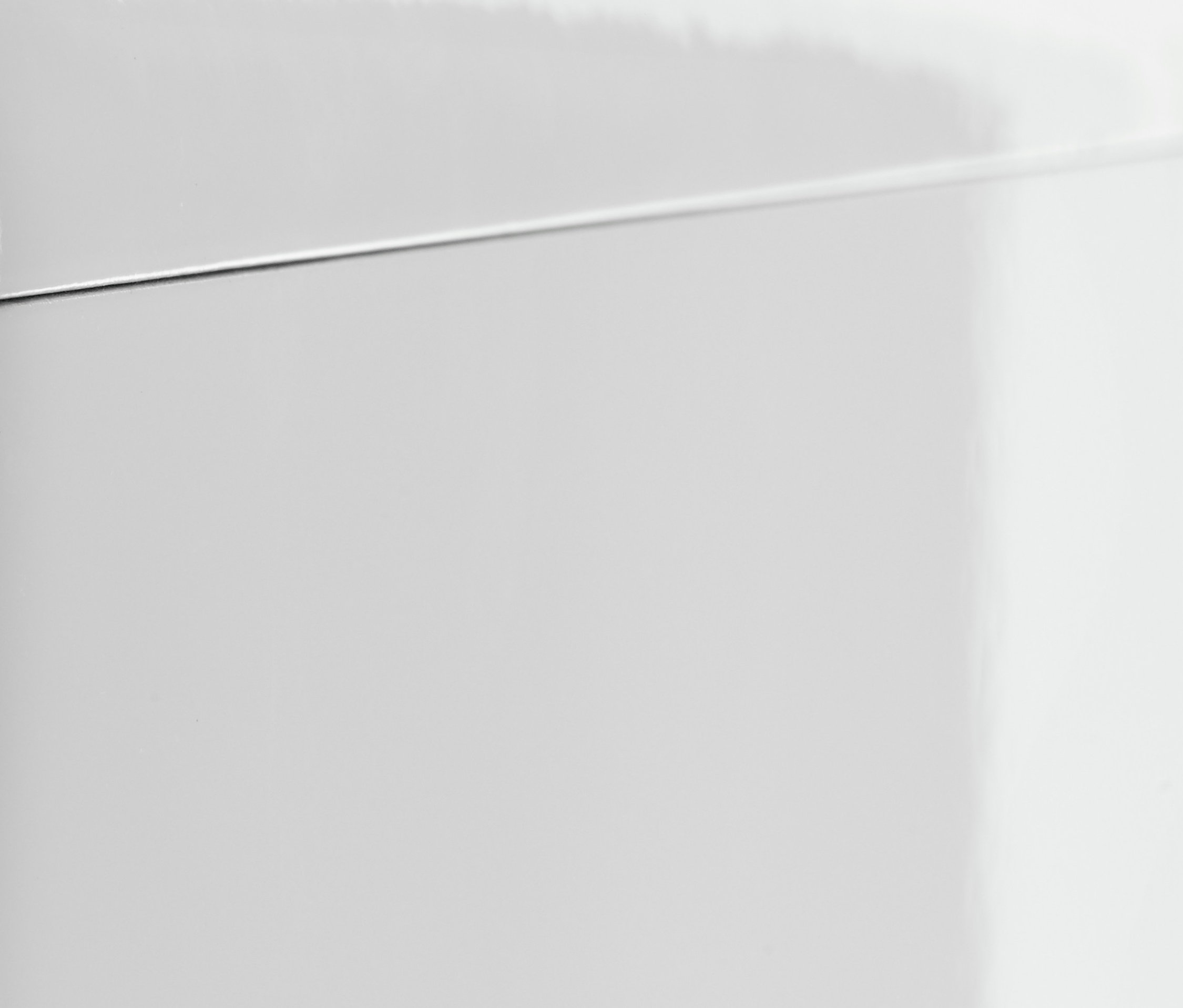 Detal białego mebla na wysoki połysk.