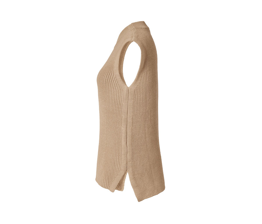 Szczegół dzianinowej kamizelki z golfem w kolorze beżowym.