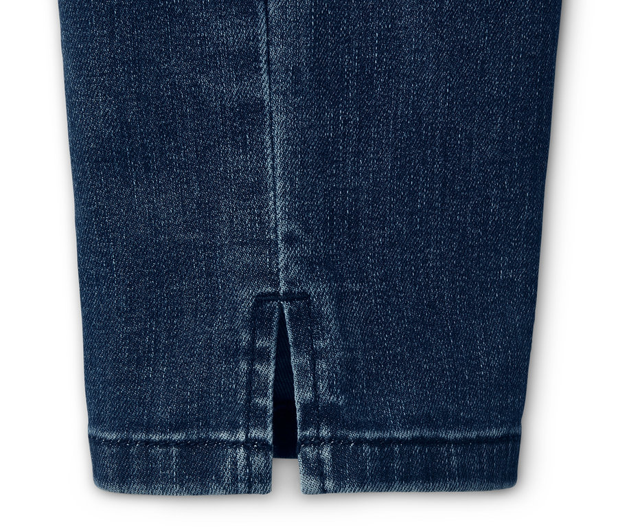 Detal spodni dżinsowych skinny.