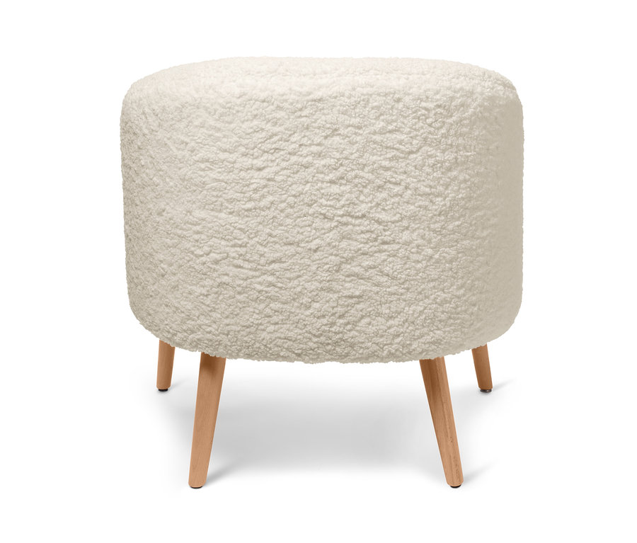 Fotel z tkaniny bouclé z drewnianymi nogami.