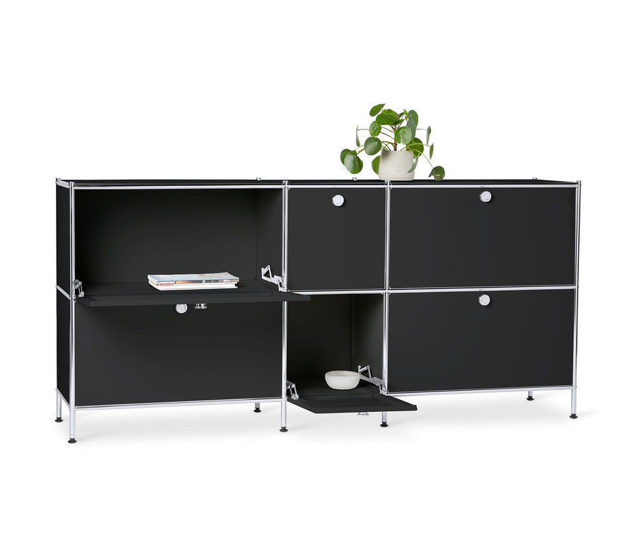 Czarna metalowa szafka typu sideboard »CN3« duża, z 6 komorami z klapami, na której stoi roślina.