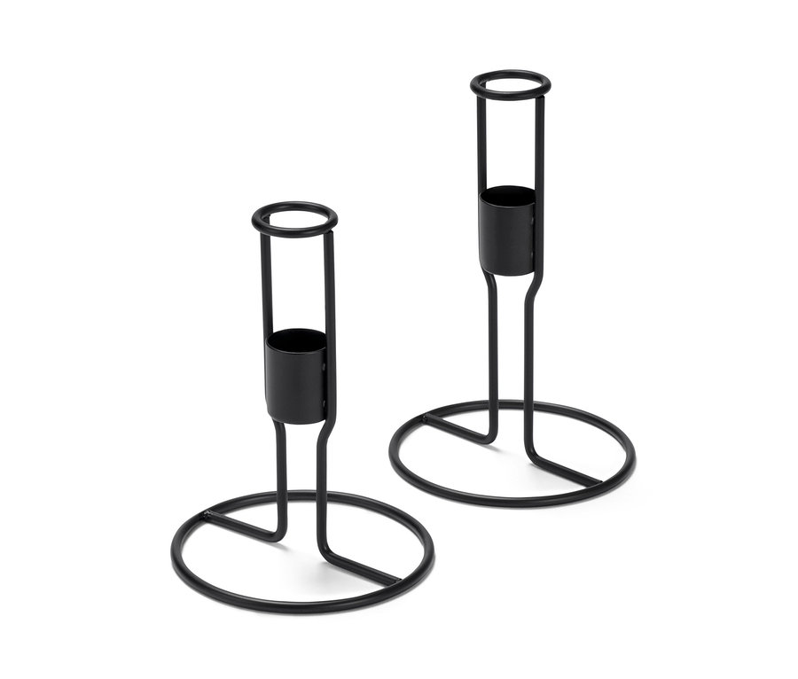 Dwa czarne świeczniki.