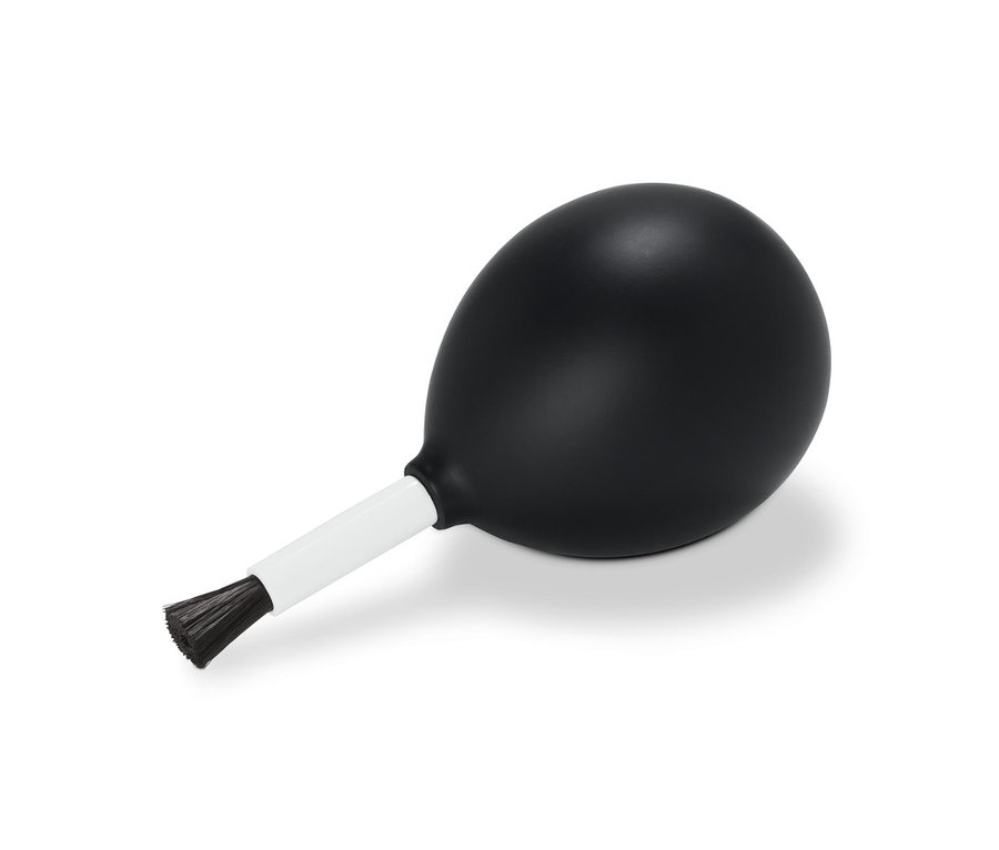 Czarna szczotka z przedmuchem 2 w 1 leży na białym tle.