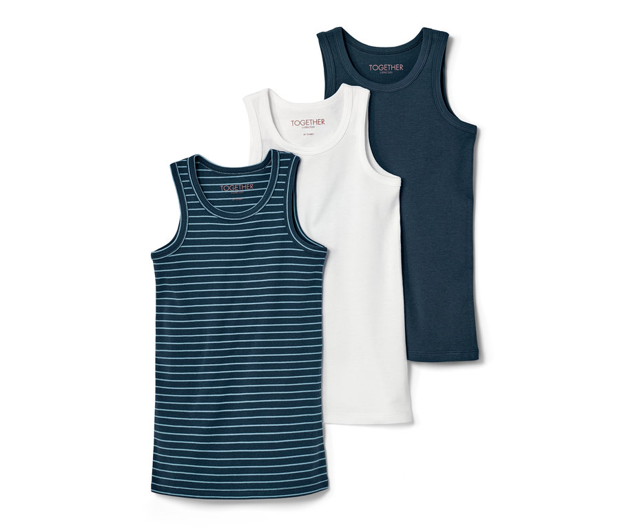 Widoczne są trzy niebieskie podkoszulki dziecięce: w paski, jasny jednolity i ciemny.