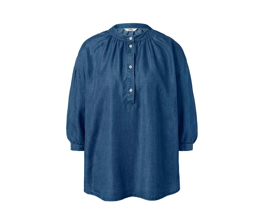 Niebieska bluzka stylizowana na dżinsową, zapinana na guziki.