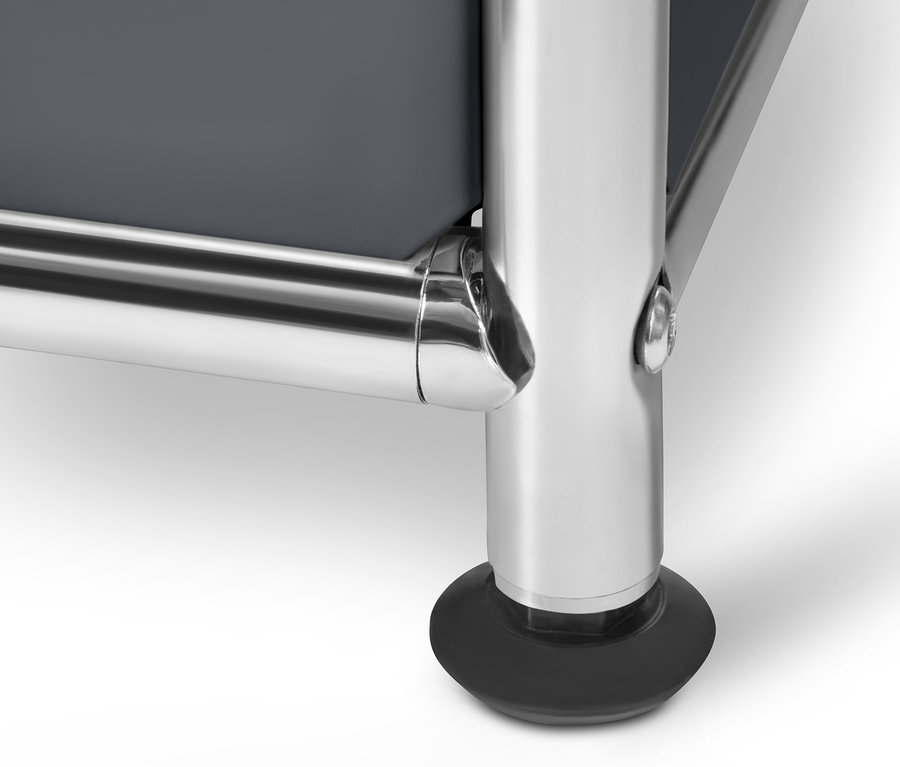 Zbliżenie na szarą metalową szafę »CN3« z chromowaną nogą.