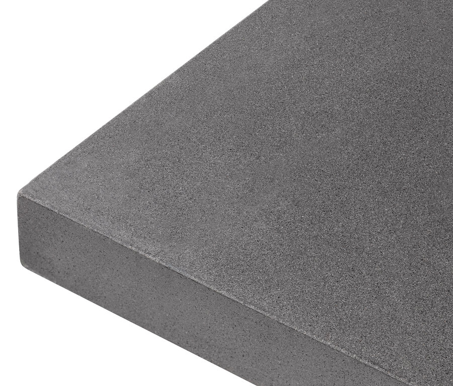 Fragment stołu do jadalni z betonowym blatem.