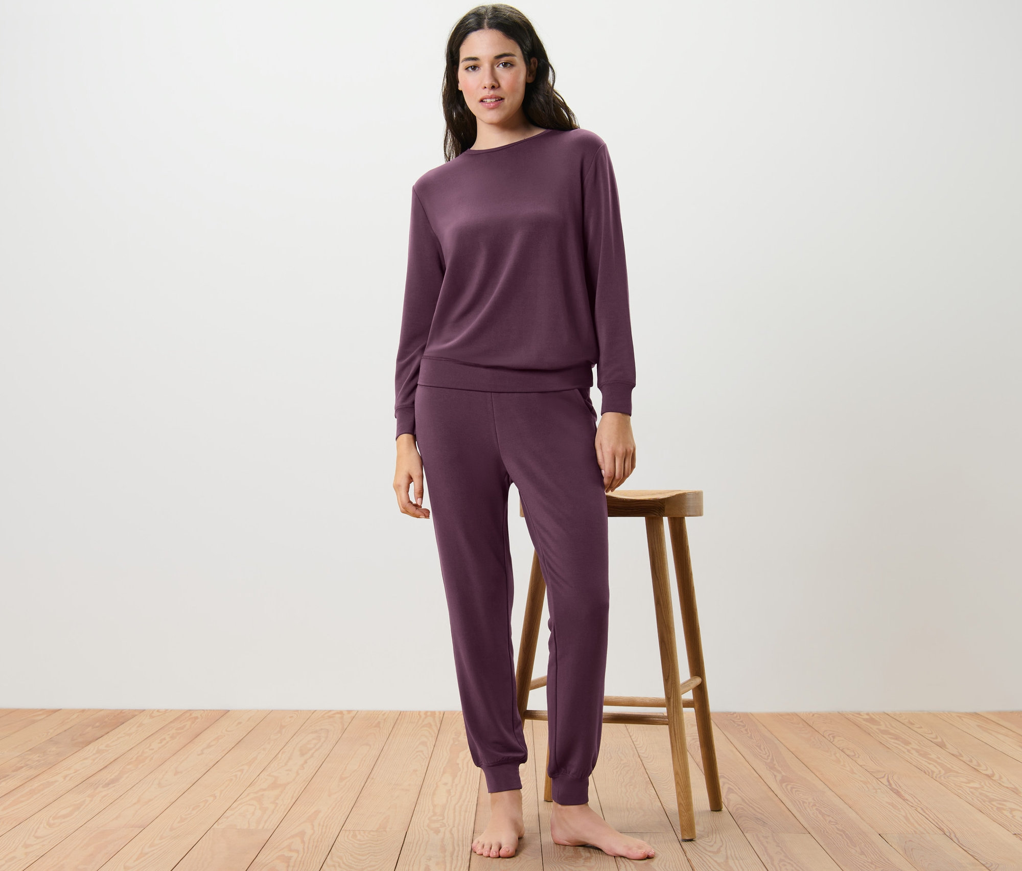 Kobieta stoi w zestawie ubrań domowych.