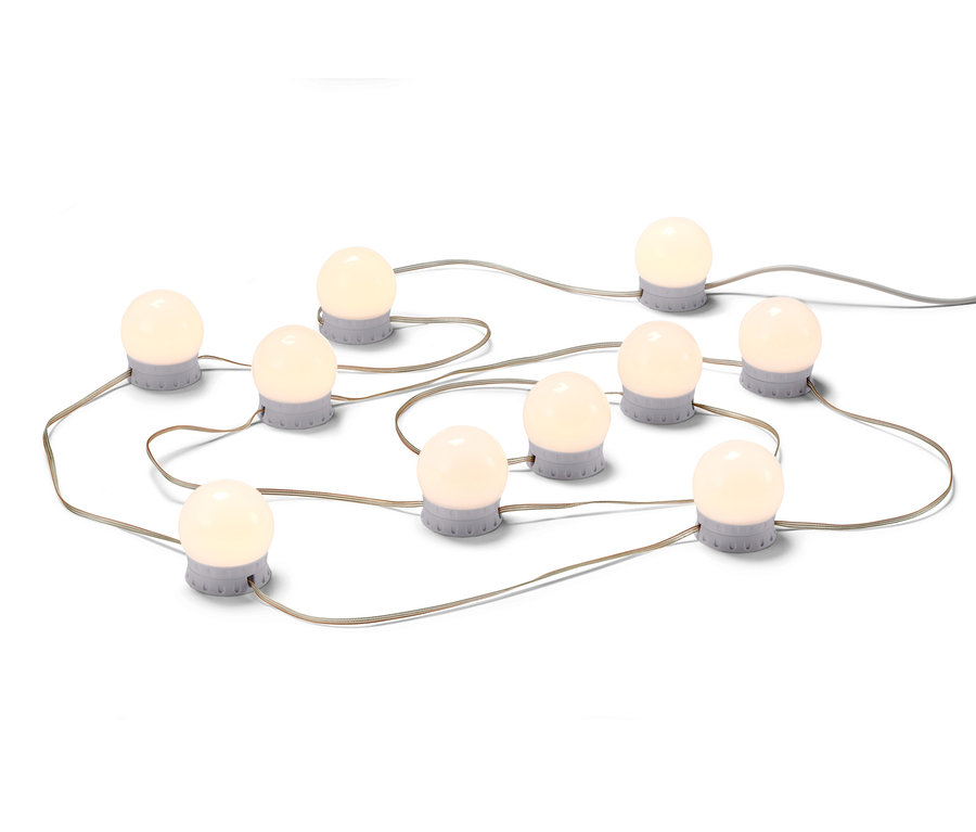 Zbliżenie łańcucha świetlnego LED z portem USB na białym tle.