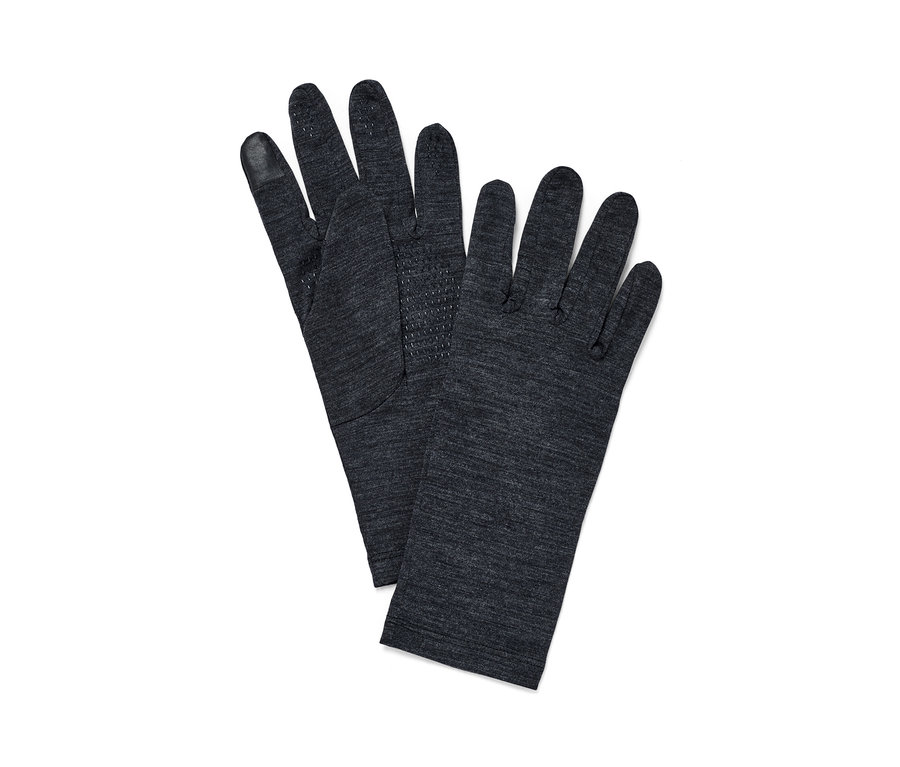 Dwie rękawiczki z wełną merino leżą na sobie.