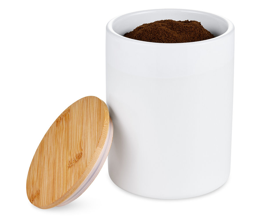 Biała, ceramiczna puszka na kawę 500 g z drewnianym wieczkiem i zawartością kawy.