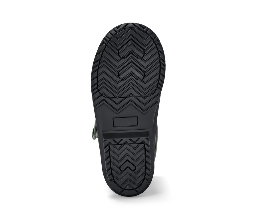 Widok podeszwy zielonego buta dziecięcego na każdą pogodę.