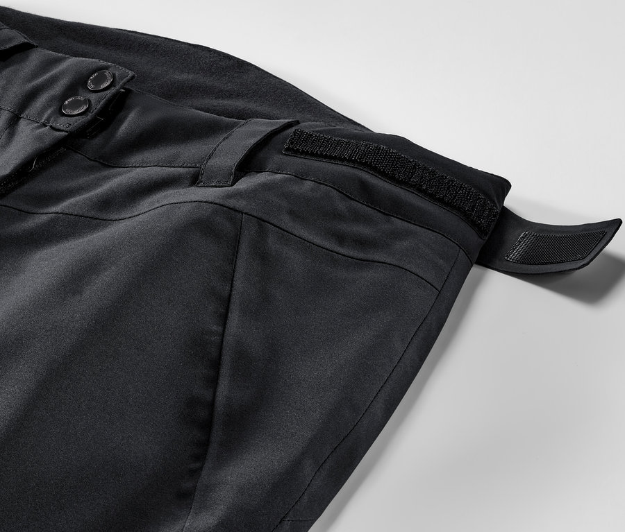 Zbliżenie na spodnie narciarskie.