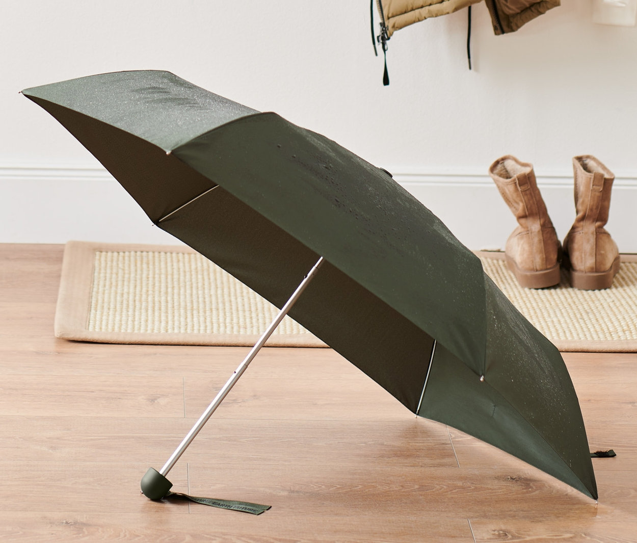 Na podłodze leży parasol kieszonkowy.