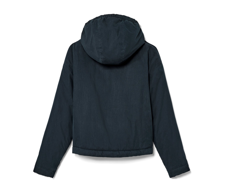 Kurtka przejściowa dla dzieci w kolorze granatowym, widziana od tyłu.