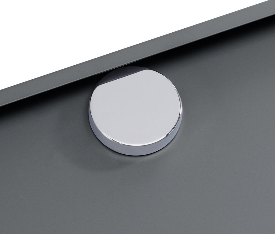 Detal szarej szafki typu sideboard »CN3« z okrągłym, srebrnym uchwytem.