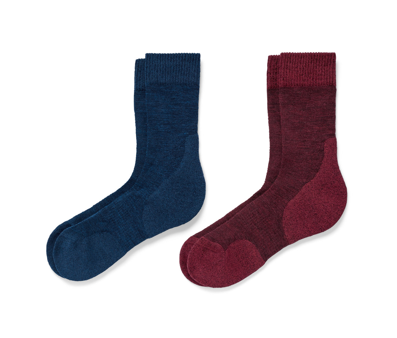 Dwie pary skarpet turystycznych z wełną z certyfikatem RWS: jedna para niebieska, druga bordowa.