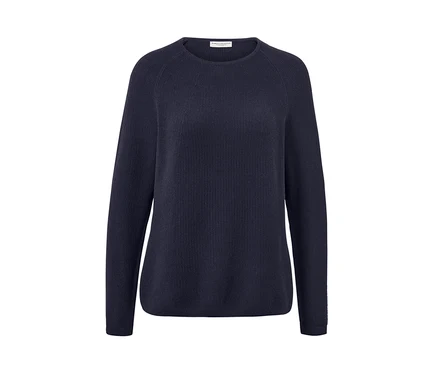 Granatowy sweter.