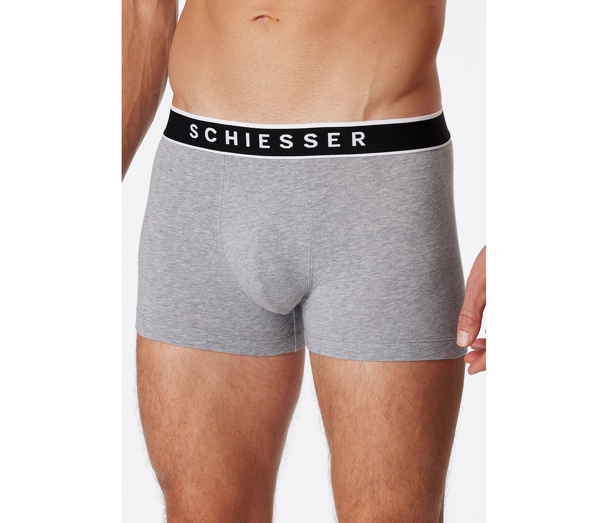 Mężczyzna w szarych melanżowych bokserkach SCHIESSER z czarnym pasem i białym logo.