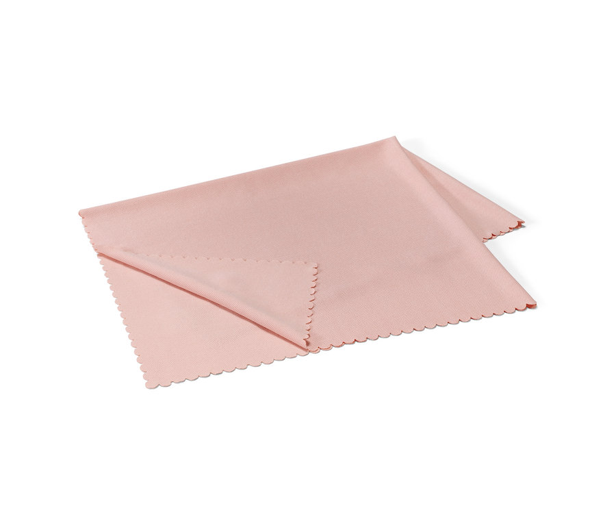 Duża ściereczka do polerowania z ozdobnym brzegiem.