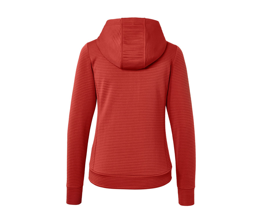 Zbliżenie na czerwoną bluzę z kapturem, widok z tyłu.