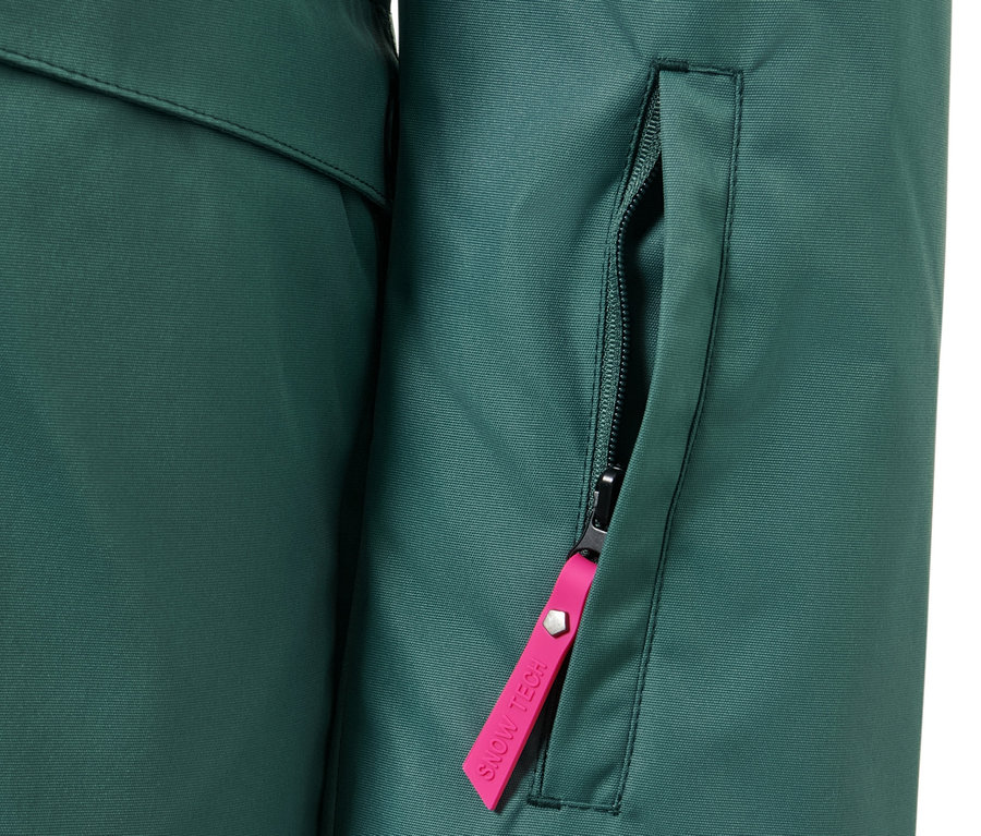 Zbliżenie na kurtkę narciarską i snowbordową z zamkiem błyskawicznym i kieszenią.