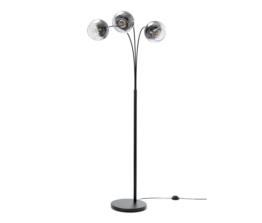 Czarna lampa stojąca z kloszami z przydymionego szkła.