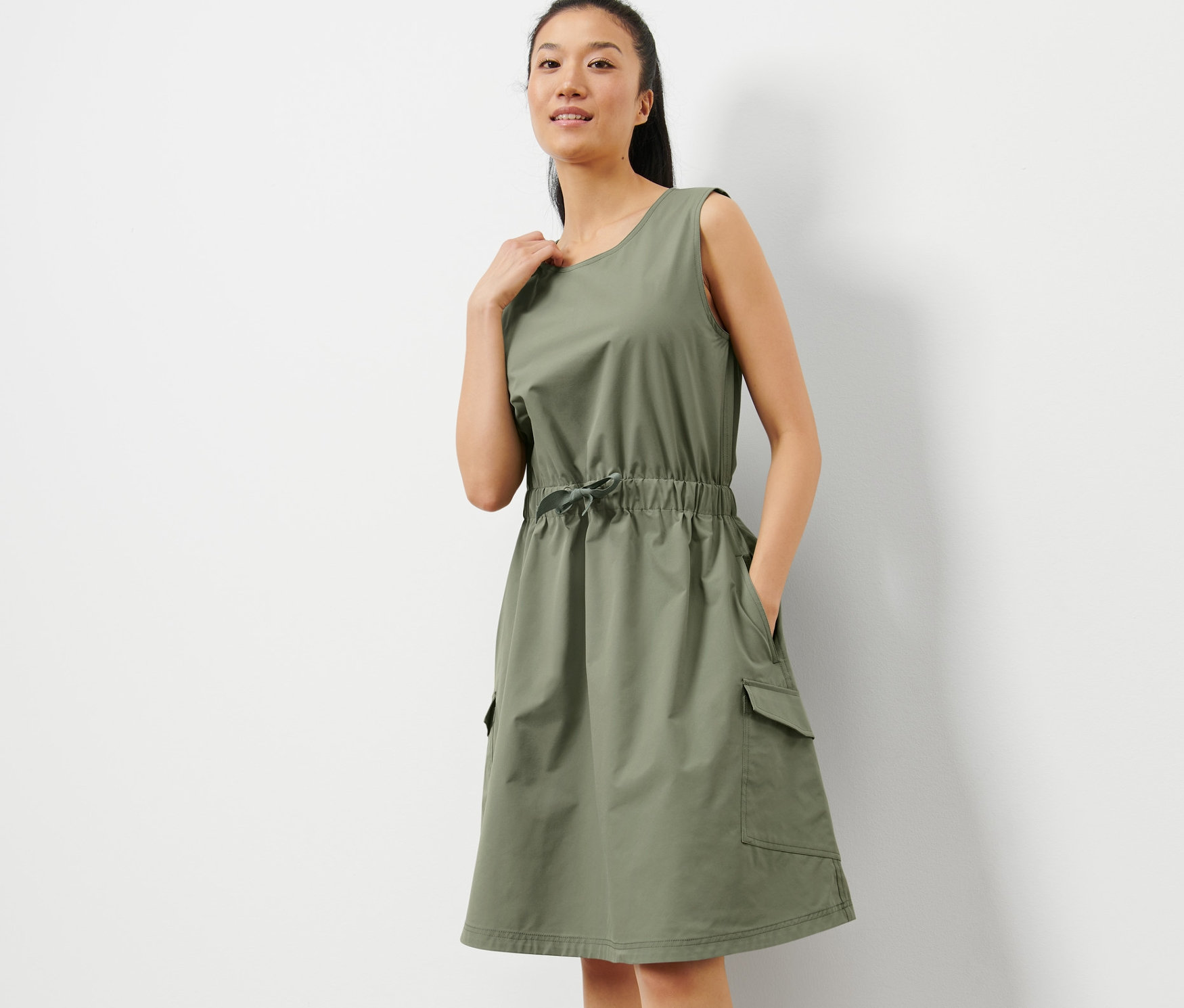 Kobieta pozuje w sukience funkcyjnej.