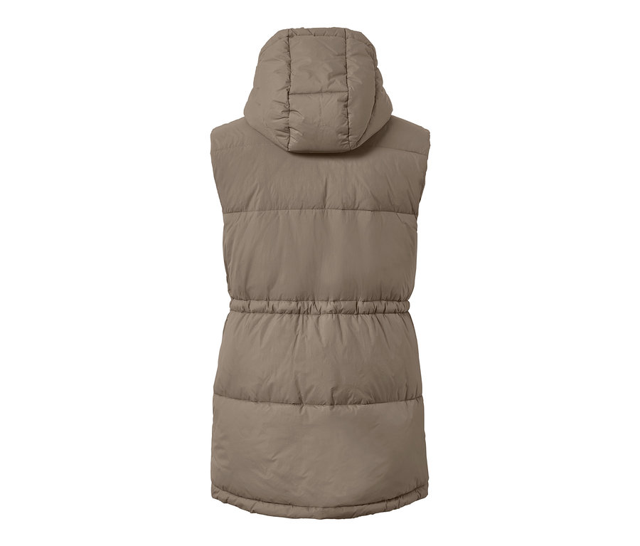 Widok z tyłu pikowanej kamizelki z kapturem.