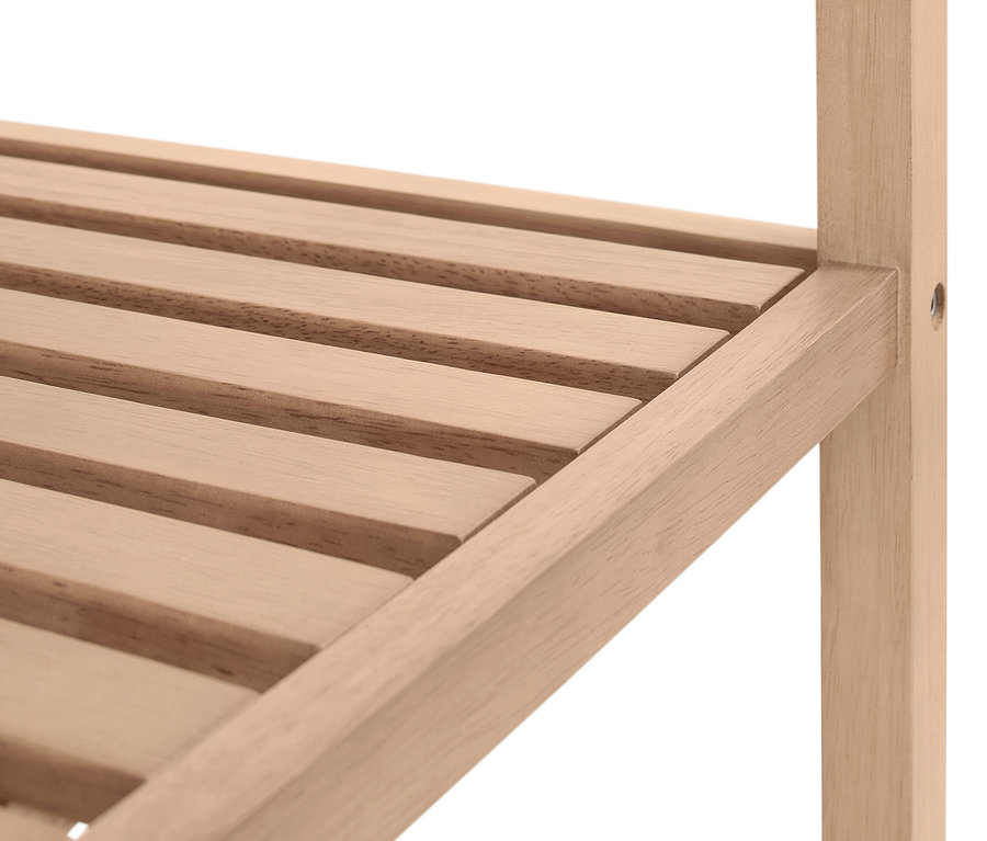 Fragment regału i wieszaka na ubrania z litego drewna.