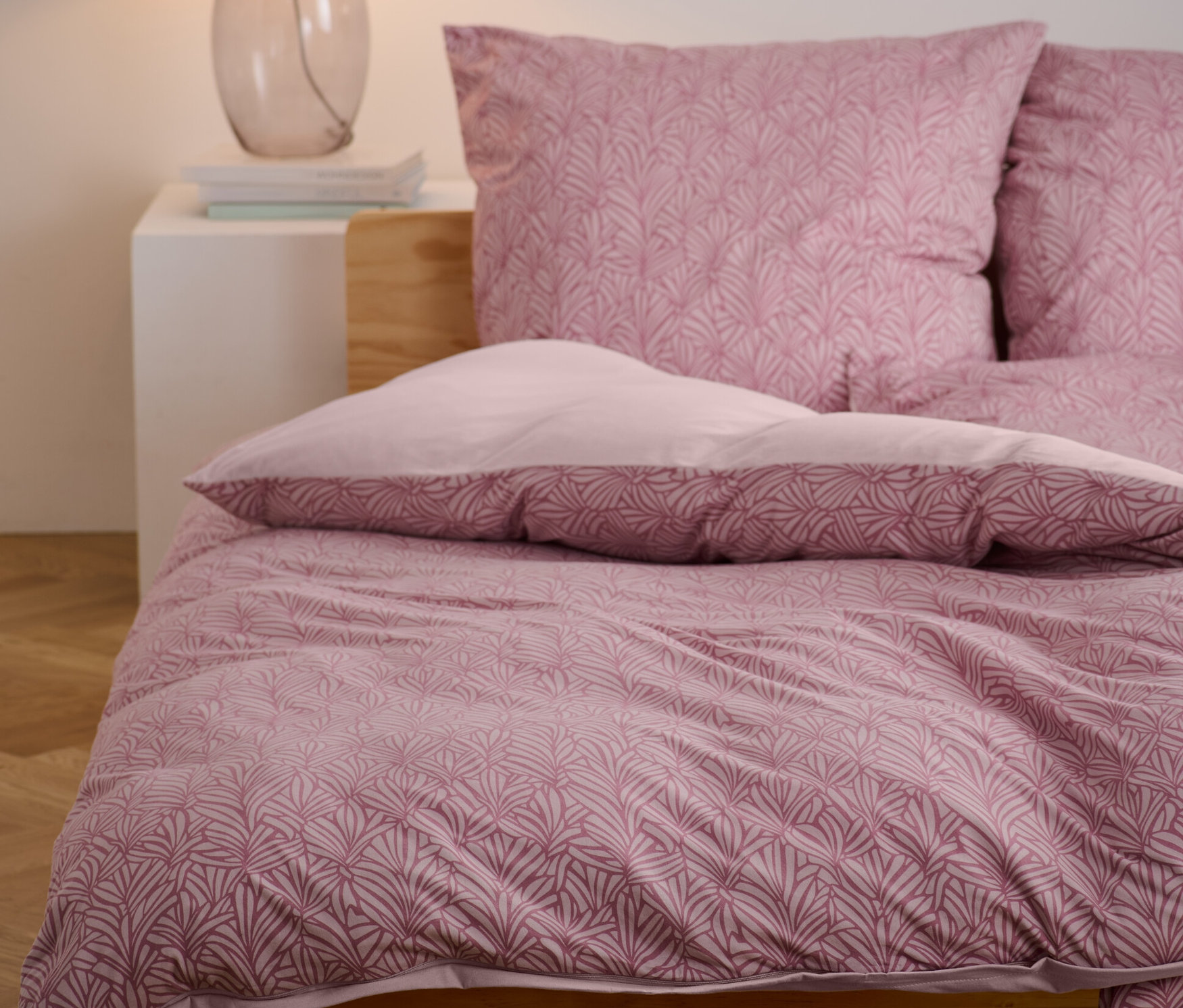 Zbliżenie na pościel z zimowego dżerseju w rozmiarze standardowym i niestandardowym z kwiatowym wzorem.