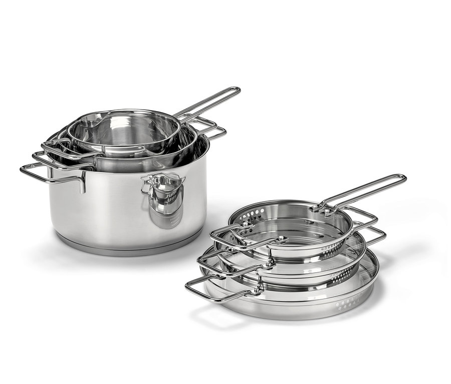 Profesjonalne garnki ze stali nierdzewnej, 3 sztuki, ułożone jeden na drugim.