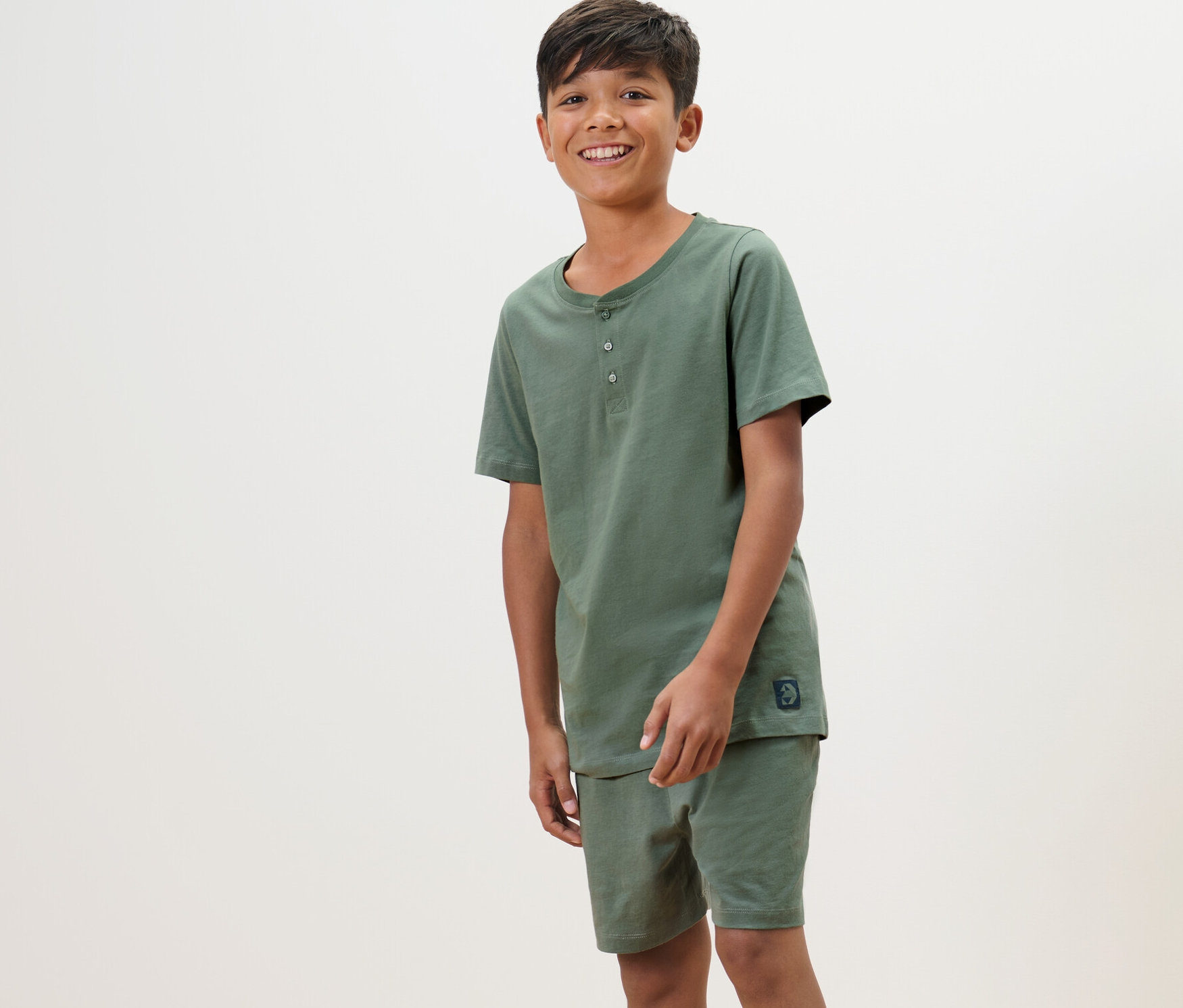 Chłopiec w piżamie.