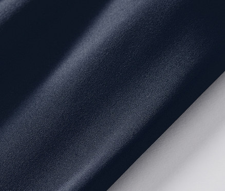 Zbliżenie na legginsy kąpielowe dla dzieci z ochroną UV 80.