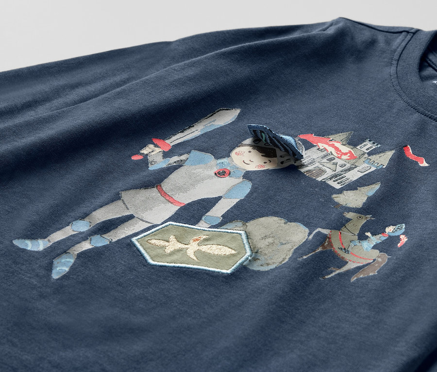 Zbliżenie na granatową koszulkę z długim rękawem z nadrukiem rycerza i zamku. Koszulki z długim rękawem, 2 sztuki, rycerz.