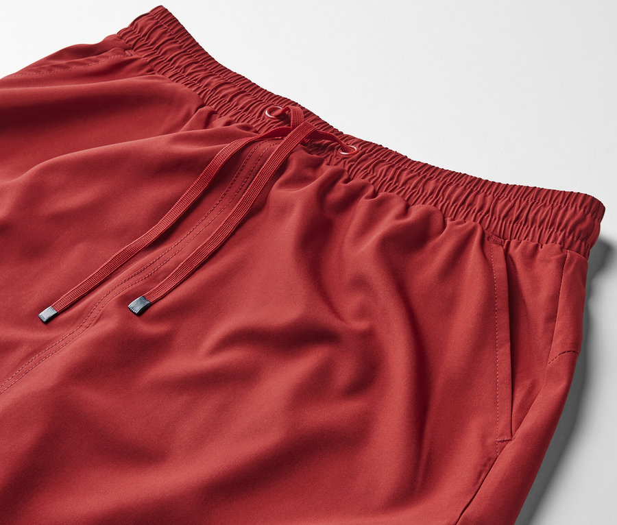 Szczegół czerwonej spódnico-szortów funkcyjnych.