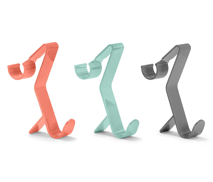 Trzy haczyki na grzejnik w kolorze koralowym, turkusowym i szarym.