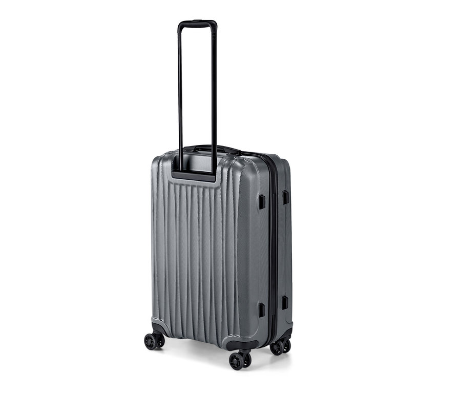 Szara walizka o twardej skorupie średniej wielkości z wysuwaną rączką.