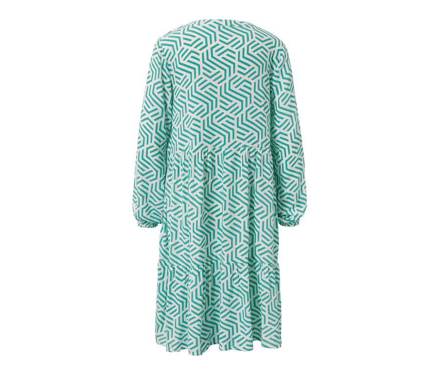 Szczegół sukienki z tkaniny z nadrukiem w kolorze aqua.